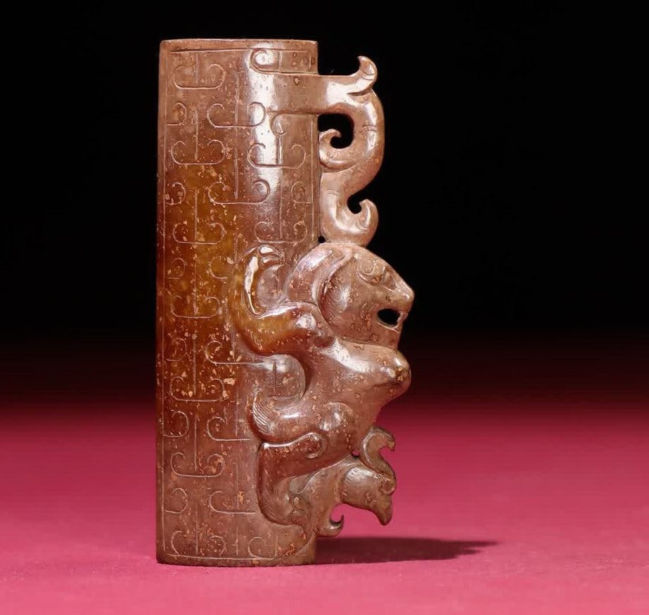 A piece of Han Dynasty jade bear rein: Han Dynasty jade bear lezi SIZE: 69x34x17mm W:64g (The Dimensions Of All Batches Are Manually Measured.If You Need More Detailed Information, Please Contact Our Customer Service Before Bidding.)