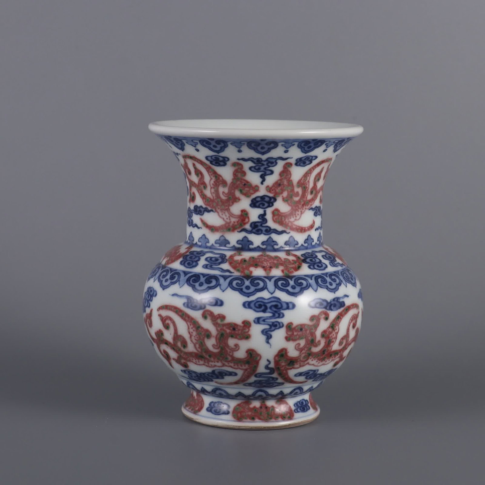 A blue and white glaze made in the Qianlong period of the Qing Dynasty with red Kui and phoenix: Qing Qianlong year blue and white glaze red Kui Feng pattern slag bucket SIZE: H: 12.5cm Belly diameter 9.2cm mouthD: 9cm (The Dimensions Of All Batches Are Manually Measured.If You Need More Detailed