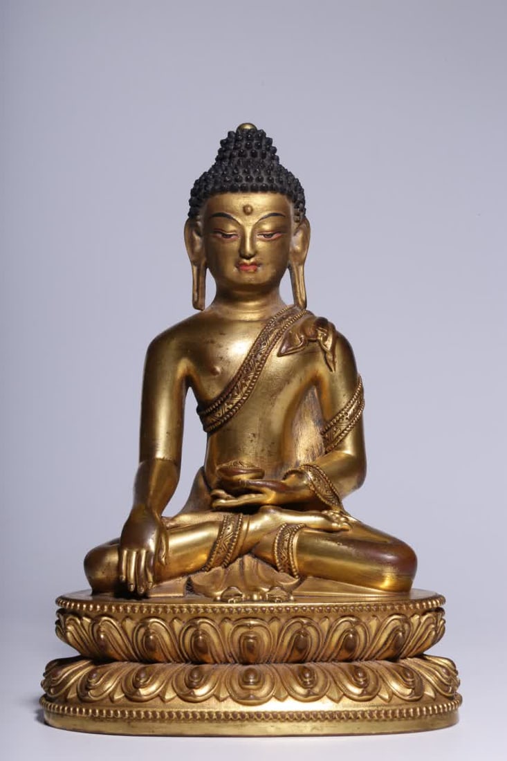 A bronze gilt statue of Shakyamuni Buddha in the Qing Dynasty: Qing Dynasty copper gilt statue of Shakyamuni Buddha SIZE: H:15.5cm L:11cm W:7.7cm W:752g (The Dimensions Of All Batches Are Manually Measured.If You Need More Detailed Information, Please Contact Our
