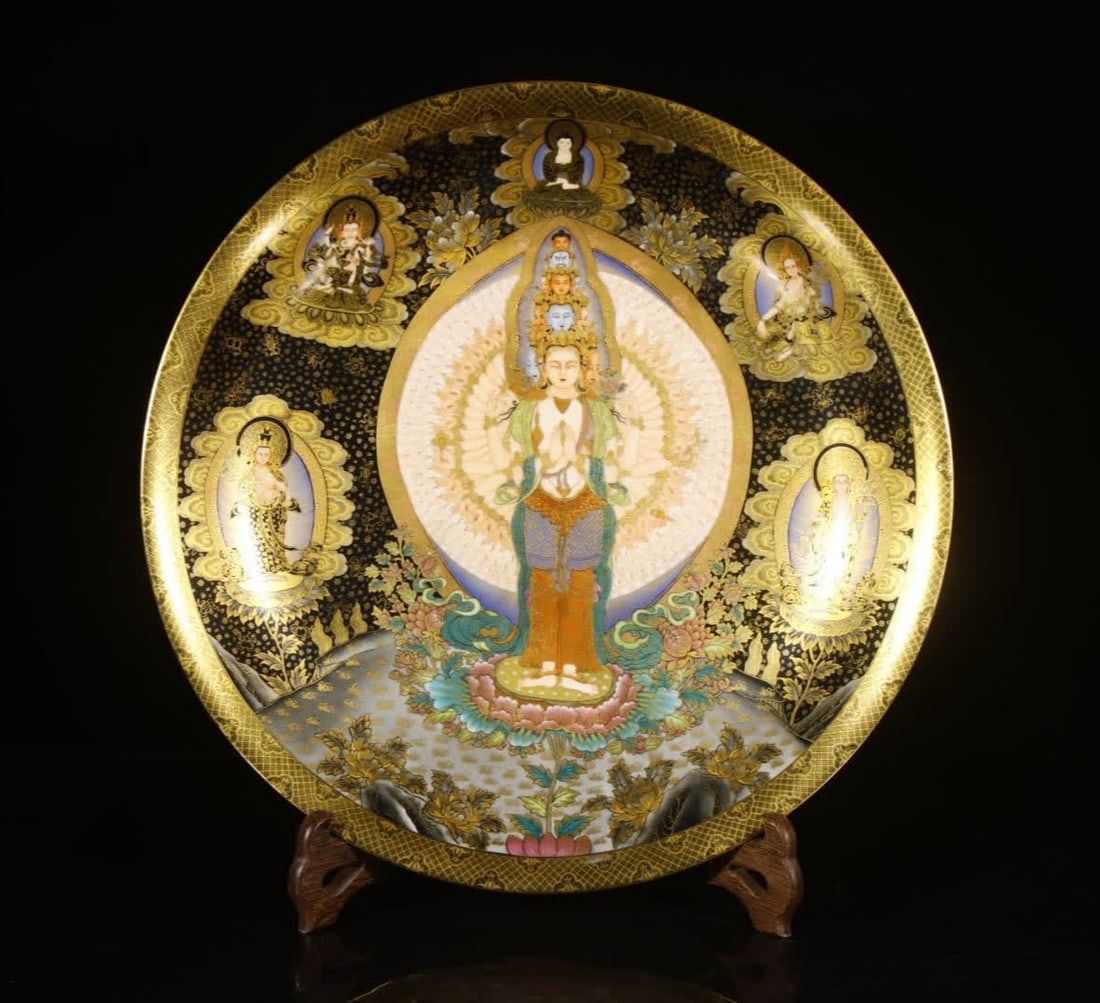 A piece of Qing Qianlong gold-painted thousand-handed Guanyin: Qing Qianlong gold-painted thousand-handed Guanyin SIZE: H: 8.5cm mouthD: 50.5cm Bottom diameter 29cm (The Dimensions Of All Batches Are Manually Measured.If You Need More Detailed Information, Please