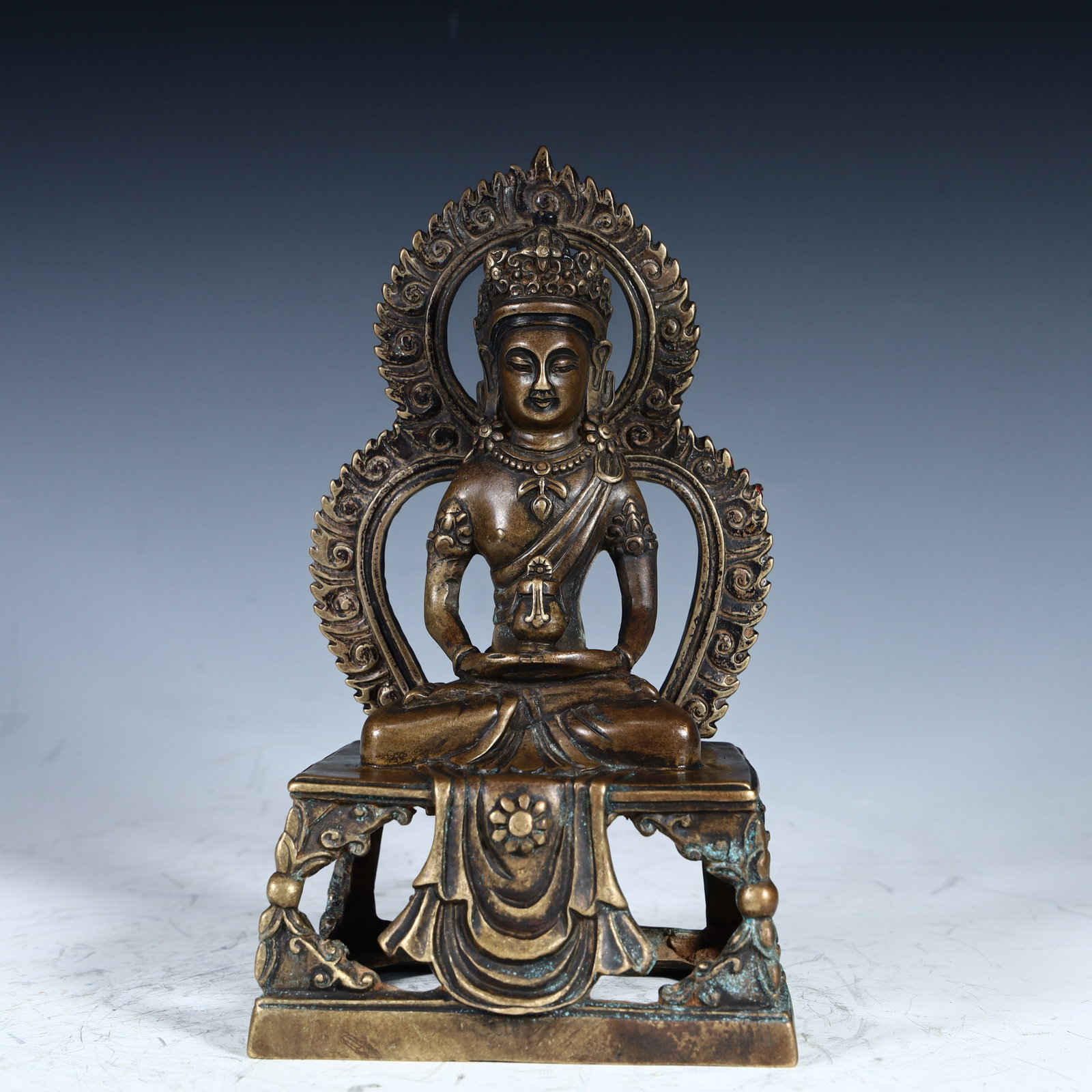 A bronze statue of the Buddha of Infinite Life in the Qing Dynasty: Qing Dynasty bronze statue of Infinite Life Buddha SIZE: H:18cm L:10.5cm W:8cm W:586g (The Dimensions Of All Batches Are Manually Measured.If You Need More Detailed Information, Please Contact Our Cus