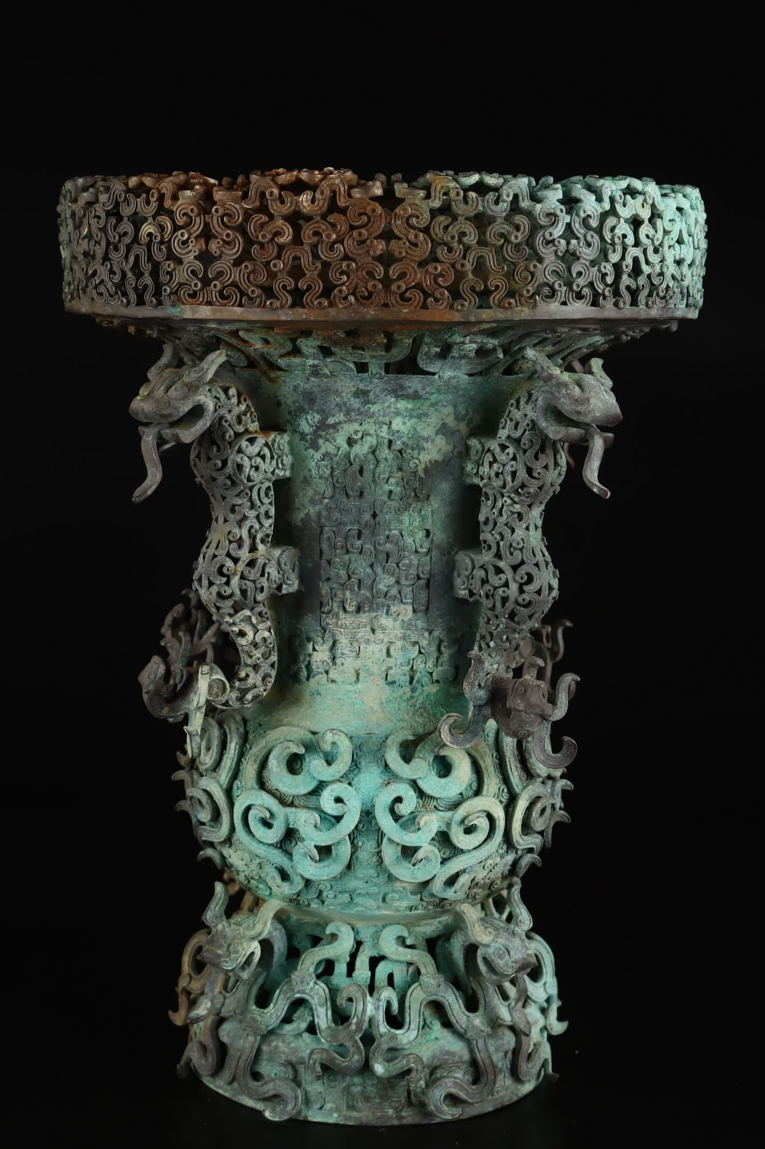 A silver animal face pattern: Silver animal face pattern SIZE: W:6198g H:32cm W:22.5cm (The Dimensions Of All Batches Are Manually Measured.If You Need More Detailed Information, Please Contact Our Customer Service Before Bidding.