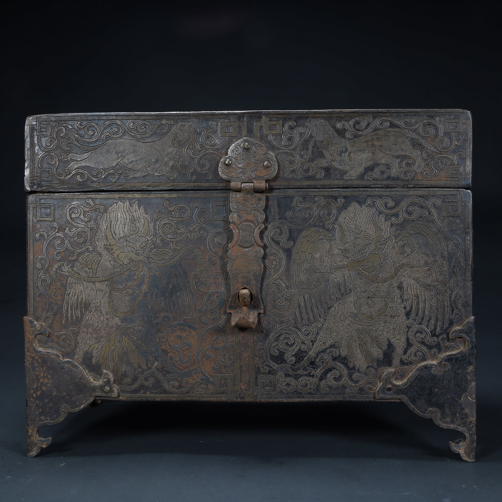 A Qing Dynasty peacock-patterned silver square box: Qing Dynasty peacock pattern top silver square box SIZE: H:18cm L:23.5cm W:10.5cm W:2.2kg (The Dimensions Of All Batches Are Manually Measured.If You Need More Detailed Information, Please Contact Our