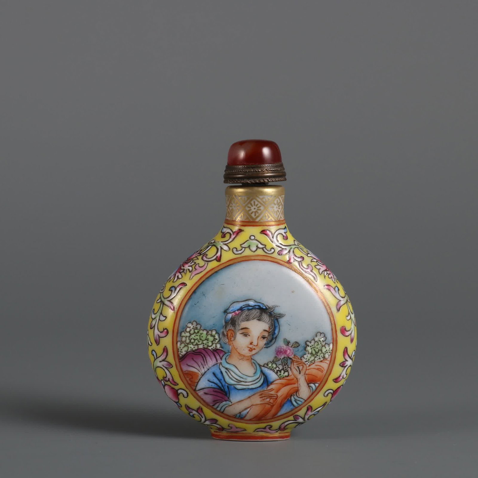 A piece of Qing Qianlong era (Gu Yuexuan) enamel color Western character snuff bottle: Qing Qianlong year system (Gu Yuexuan) enamel color Western character snuff bottle SIZE: H: 7cm Belly diameter 5cm (The Dimensions Of All Batches Are Manually Measured.If You Need More Detailed Inform