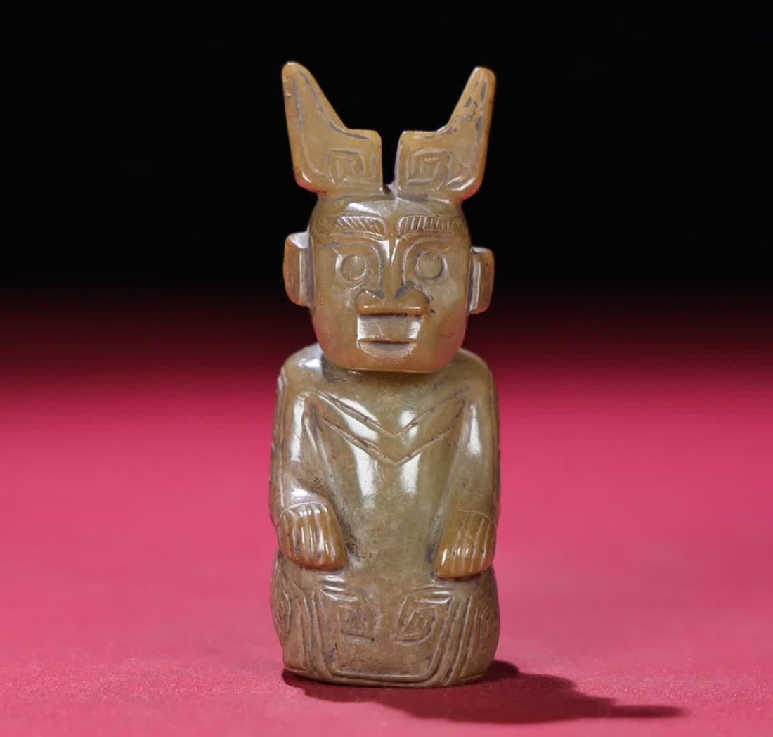 A piece of Han Dynasty jade kneeling: Han Dynasty jade kneeling person holds the piece SIZE: 73x25x27mm W:80g (The Dimensions Of All Batches Are Manually Measured.If You Need More Detailed Information, Please Contact Our Customer Service