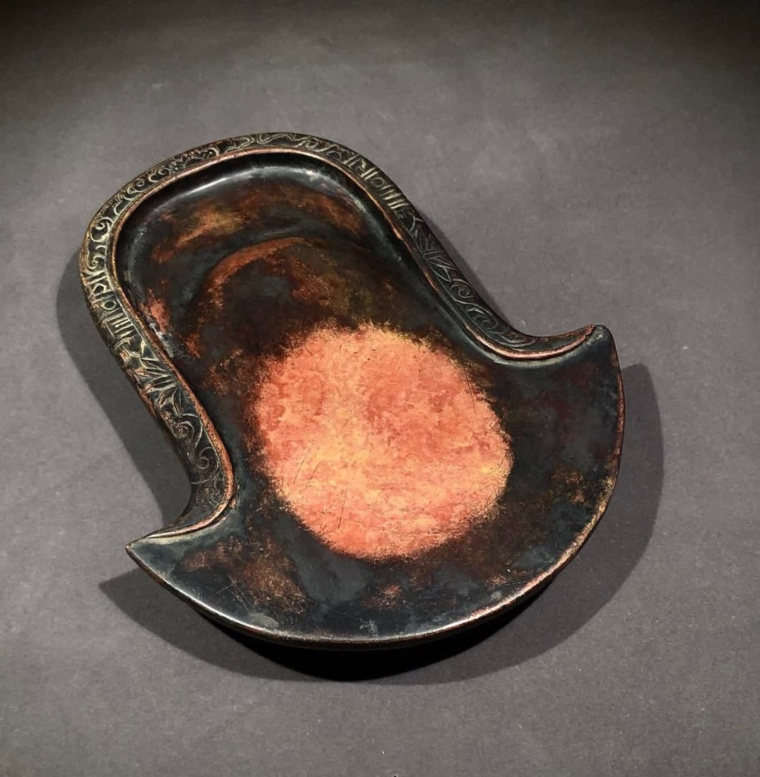 A Ji Xiaolan red silk inkstone: Ji Xiaolan model red silk inkstone Elegant inkstone shape Fine carving Natural and gorgeous color texture forms a natural pattern The texture is delicate and smooth, the back of the inkstone is carved