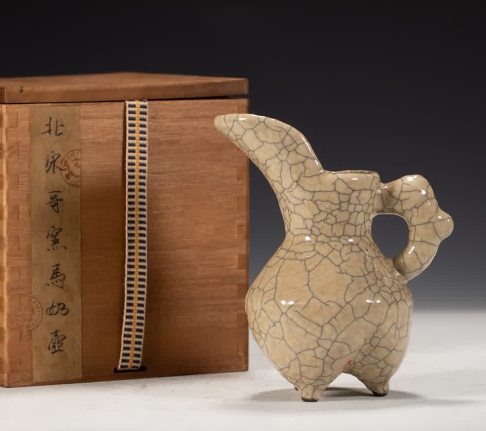 A Song Dynasty kiln milk pot: Song Dynasty Ge kiln milk pot SIZE: L:12cm W:8cm H:15cm (The Dimensions Of All Batches Are Manually Measured.If You Need More Detailed Information, Please Contact Our Customer Service Before Bidding.)