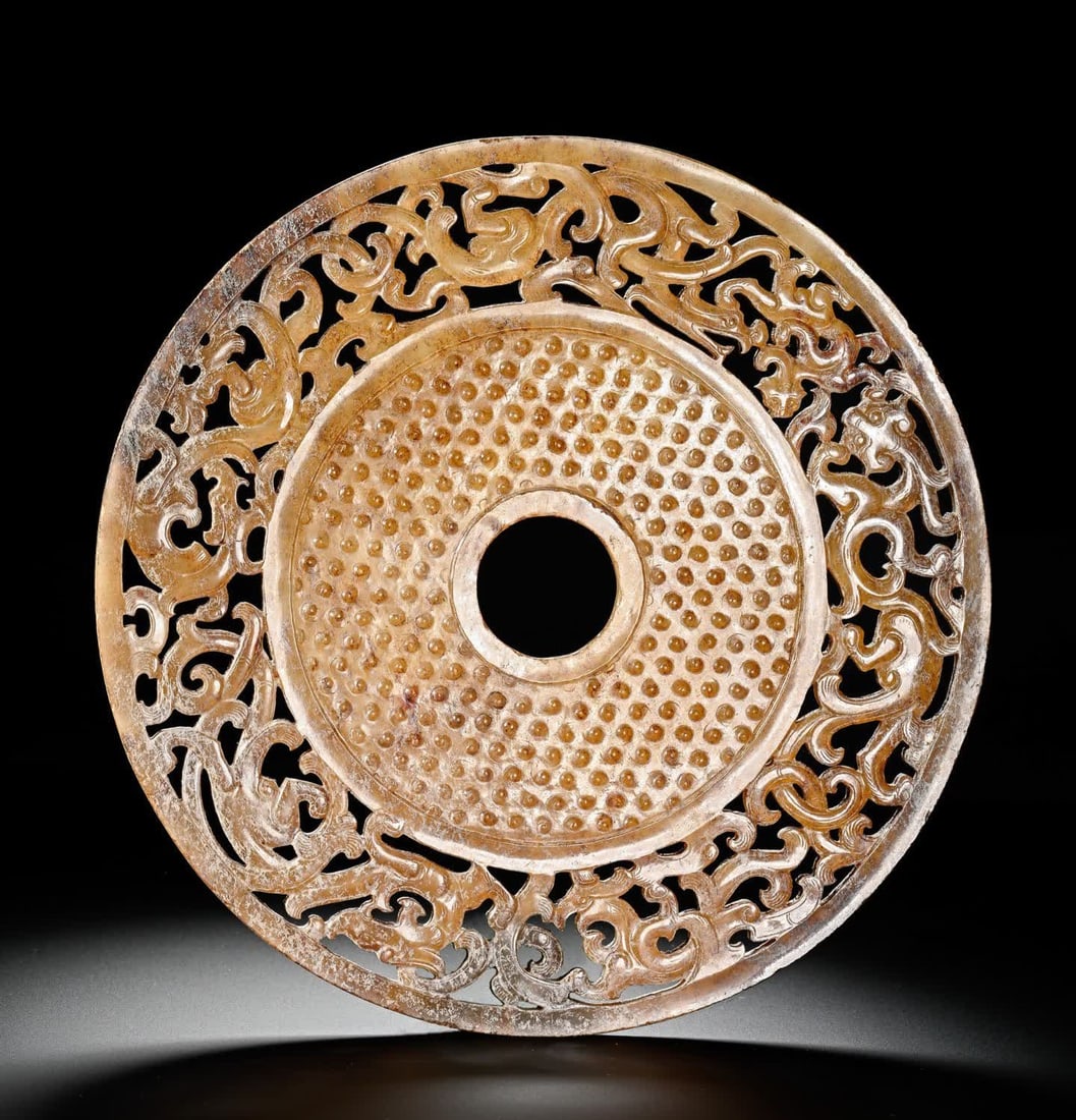 A piece of Han Dynasty jade: Han Dynasty jade jade SIZE: D:17.3cm W:245g (The Dimensions Of All Batches Are Manually Measured.If You Need More Detailed Information, Please Contact Our Customer Service Before Bidding.)