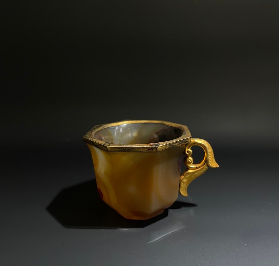 A late Qing Dynasty gold-clad agate octagonal cup: Late Qing Dynasty gold-clad agate octagonal cup SIZE: H:5.5cm mouthD:6.5cm (The Dimensions Of All Batches Are Manually Measured.If You Need More Detailed Information, Please Contact Our Customer Servi