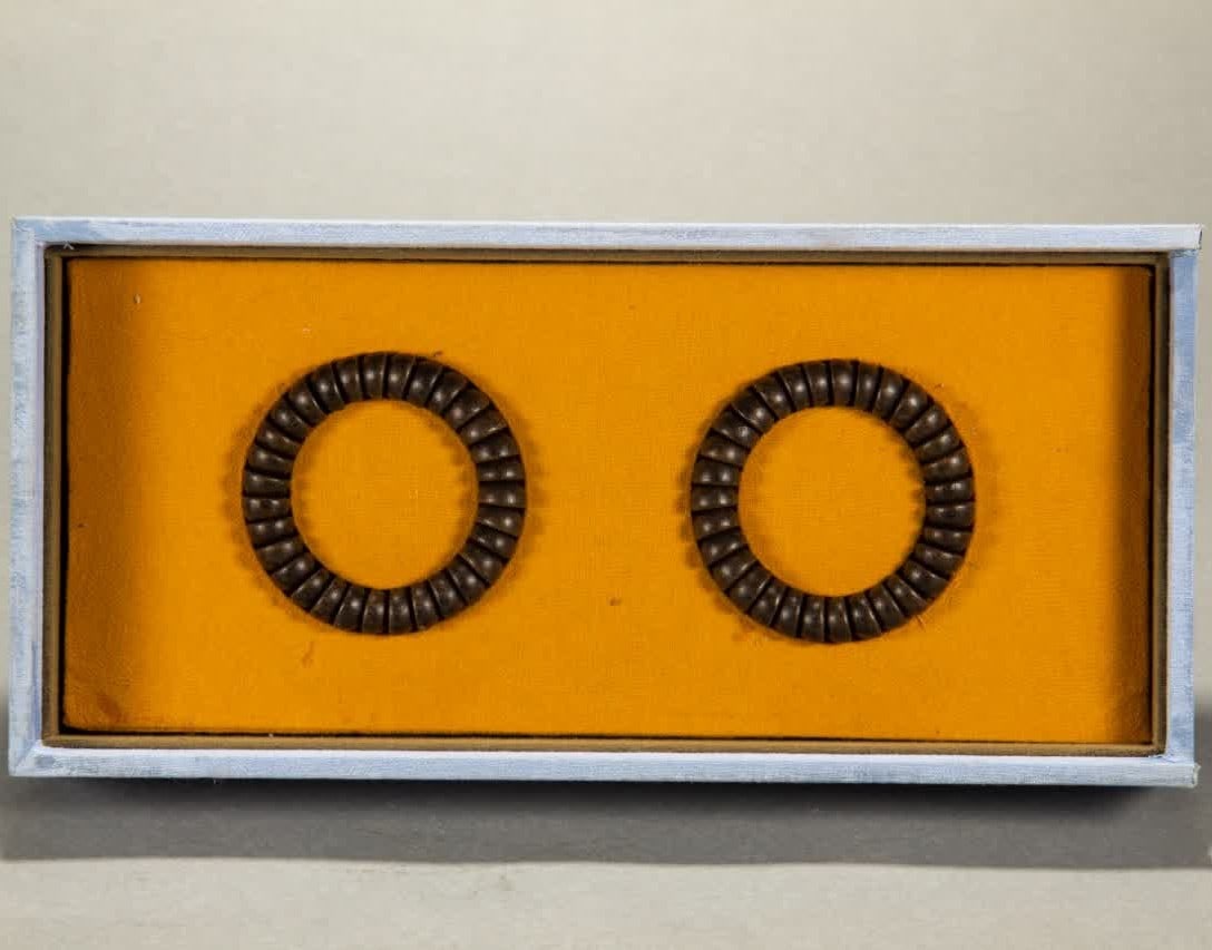 A pair of agarwood bracelets from the Qing Dynasty: A pair of agarwood bracelets from the Qing Dynasty SIZE: L:1.5cm W:1.5cm W:60g (The Dimensions Of All Batches Are Manually Measured.If You Need More Detailed Information, Please Contact Our