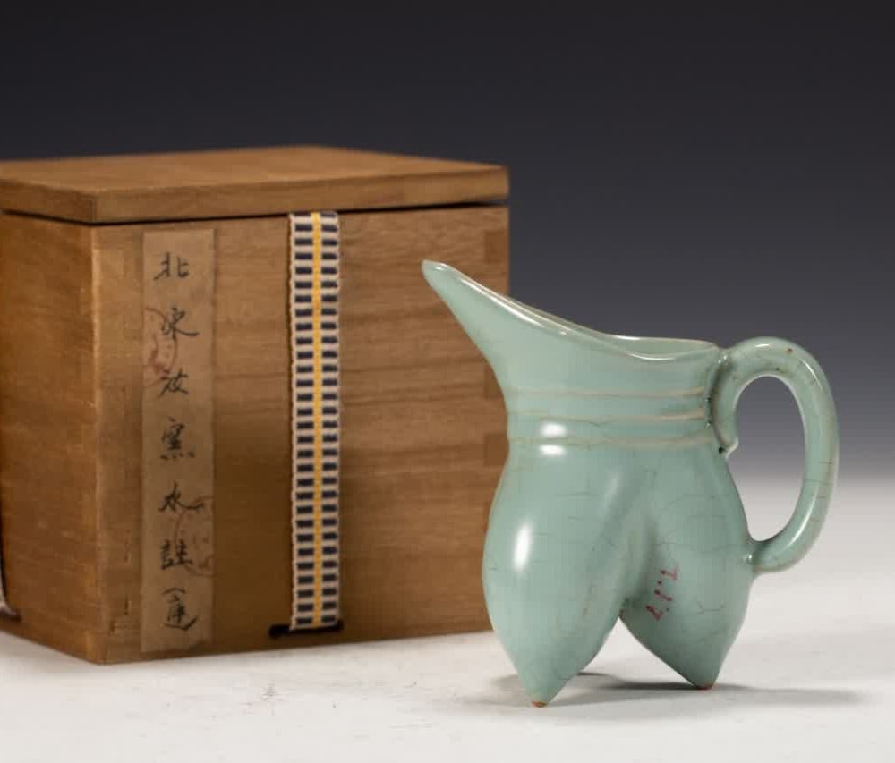 A piece of Ru kiln water injection in the Song Dynasty: Ru kiln water injection in the Song Dynasty SIZE: L:9cm W:6cm H:10cm (The Dimensions Of All Batches Are Manually Measured.If You Need More Detailed Information, Please Contact Our Customer Service