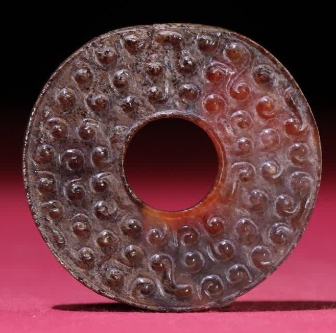 A Han Dynasty grain grain microcalcified red jade wall: Han Dynasty grain pattern slightly calcified red jade wall SIZE: 46x45x5mm W:15g (The Dimensions Of All Batches Are Manually Measured.If You Need More Detailed Information, Please Contact Our Customer
