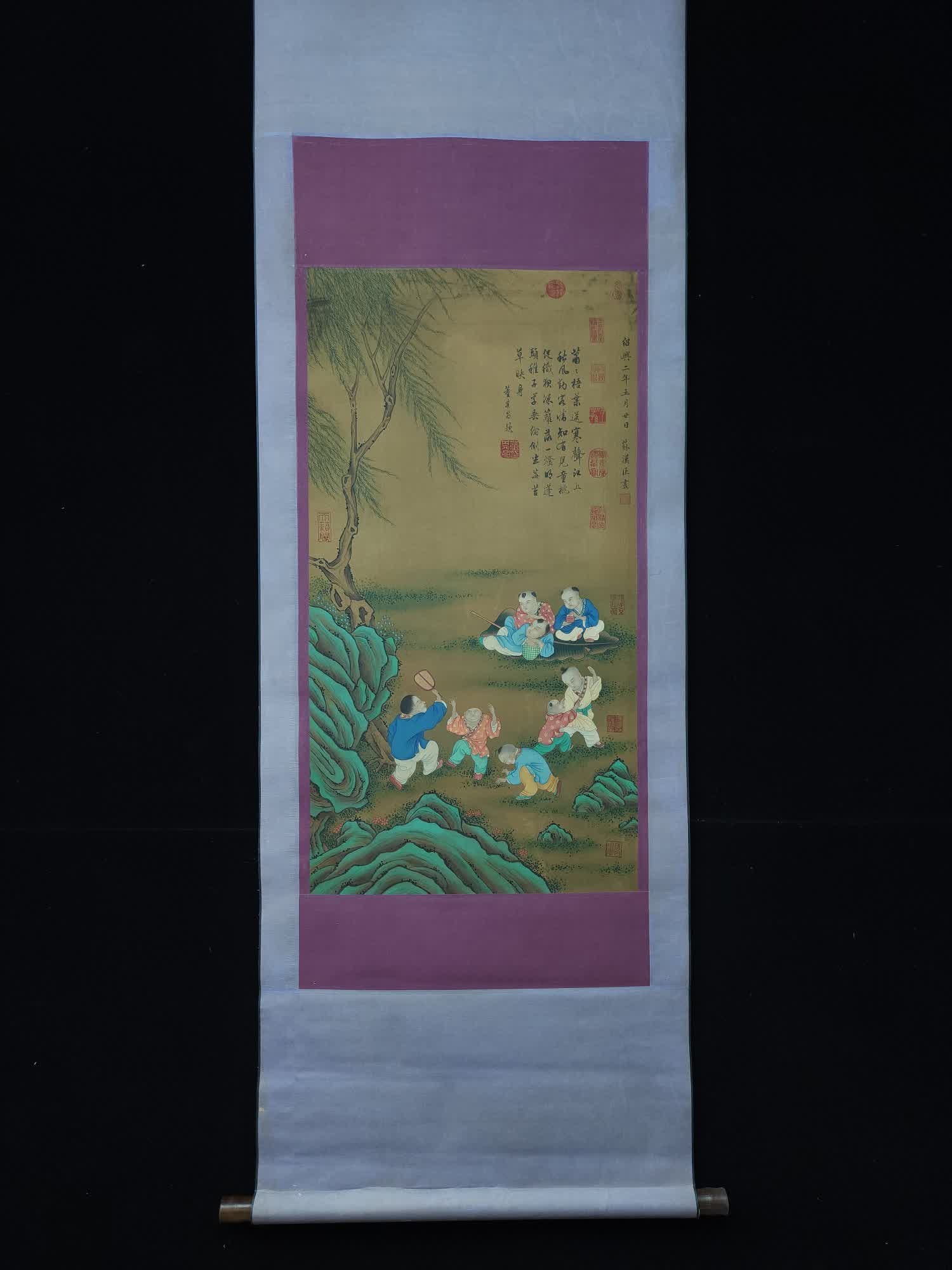 A picture of Su Hanchen's silk book baby play: Su Hanchen's silk book baby play picture SIZE: Painting Core91x48cm (The Dimensions Of All Batches Are Manually Measured.If You Need More Detailed Information, Please Contact Our Customer Service Befo