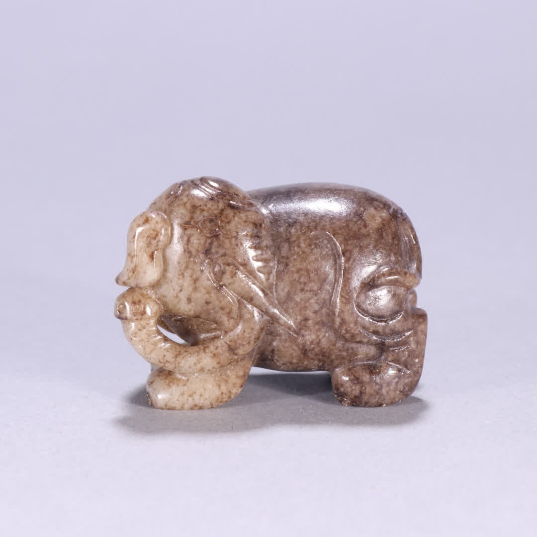 A Ming and Qing Dynasty Hetian jade elephant ornament: Ming and Qing Dynasty Hetian jade elephant ornaments SIZE: H:3.9cm W:5.2cm W:94.3g (The Dimensions Of All Batches Are Manually Measured.If You Need More Detailed Information, Please Contact Our Custom