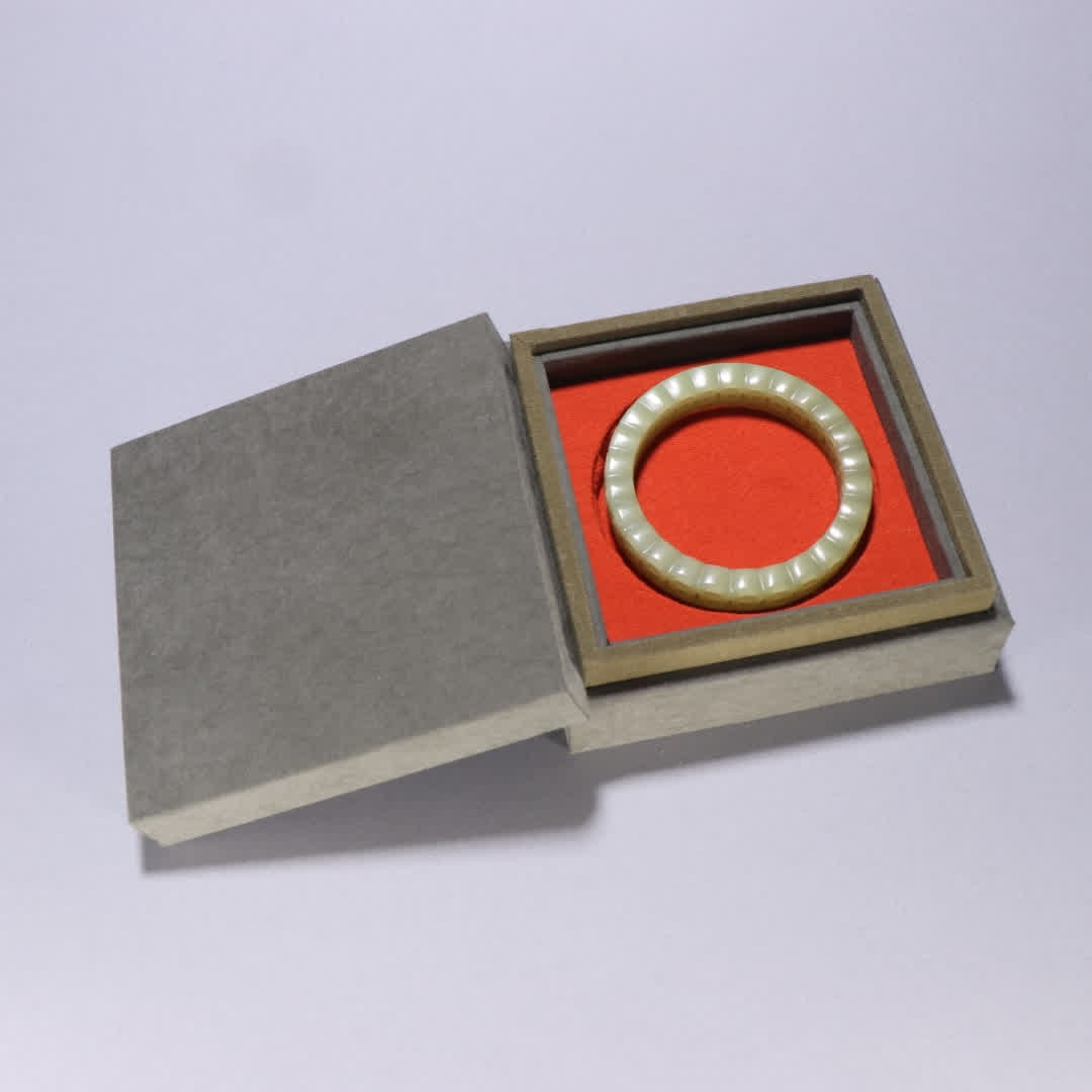 A piece of Qing Dynasty Qing Dynasty Hetian topaz money pattern bracelet: Qing Dynasty Qing Dynasty Hetian topaz money pattern bracelet SIZE: Inner diameter 5.7cm W:1.3cm W:47.7g (The Dimensions Of All Batches Are Manually Measured.If You Need More Detailed Information, Ple