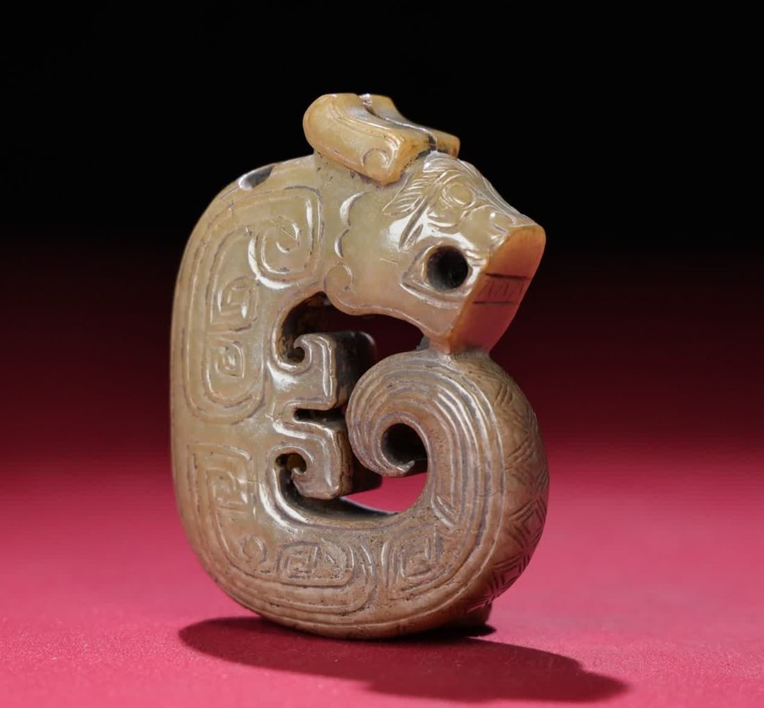 A Han Dynasty jade dragon ornament: Han Dynasty jade dragon ornament SIZE: 67x48x16mm W:96g (The Dimensions Of All Batches Are Manually Measured.If You Need More Detailed Information, Please Contact Our Customer Service Before Bidding.)