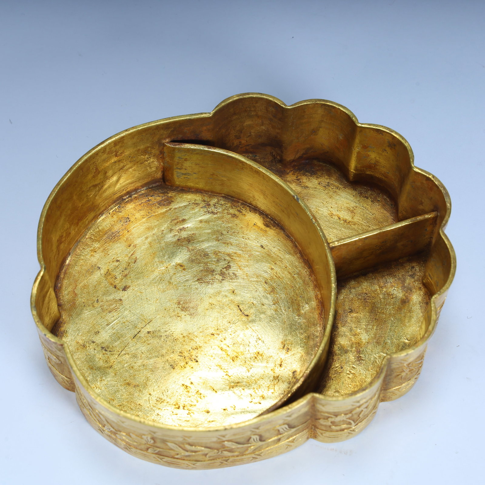 A gilded floral butterfly pattern multi-compartment box - 9