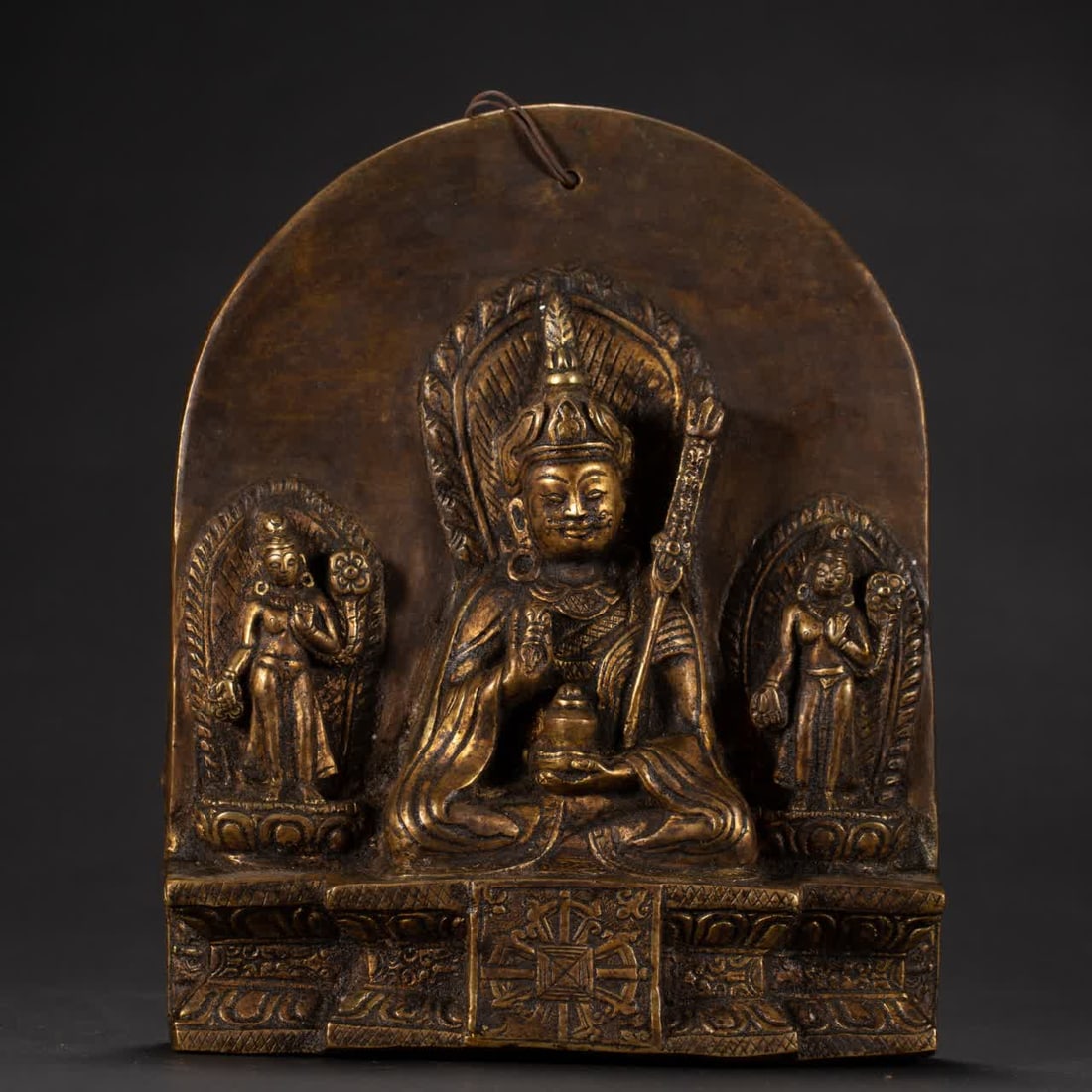 A Tibetan bronze gilt Buddha statue of the Qing Dynasty: Tibetan copper gilt Buddha statue of the Qing Dynasty SIZE: L:21cm W:17cm (The Dimensions Of All Batches Are Manually Measured.If You Need More Detailed Information, Please Contact Our Customer Servic