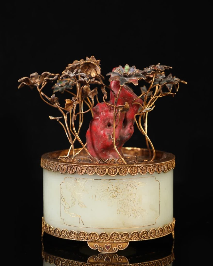 A piece of Qing Dynasty Hetian jade inlaid with silver gilt has a high collection value: Qing Dynasty Hetian jade inlaid silver gilt collection value is extremely high SIZE: D:11.5cm H:15.5cm W:949g (The Dimensions Of All Batches Are Manually Measured.If You Need More Detailed Information