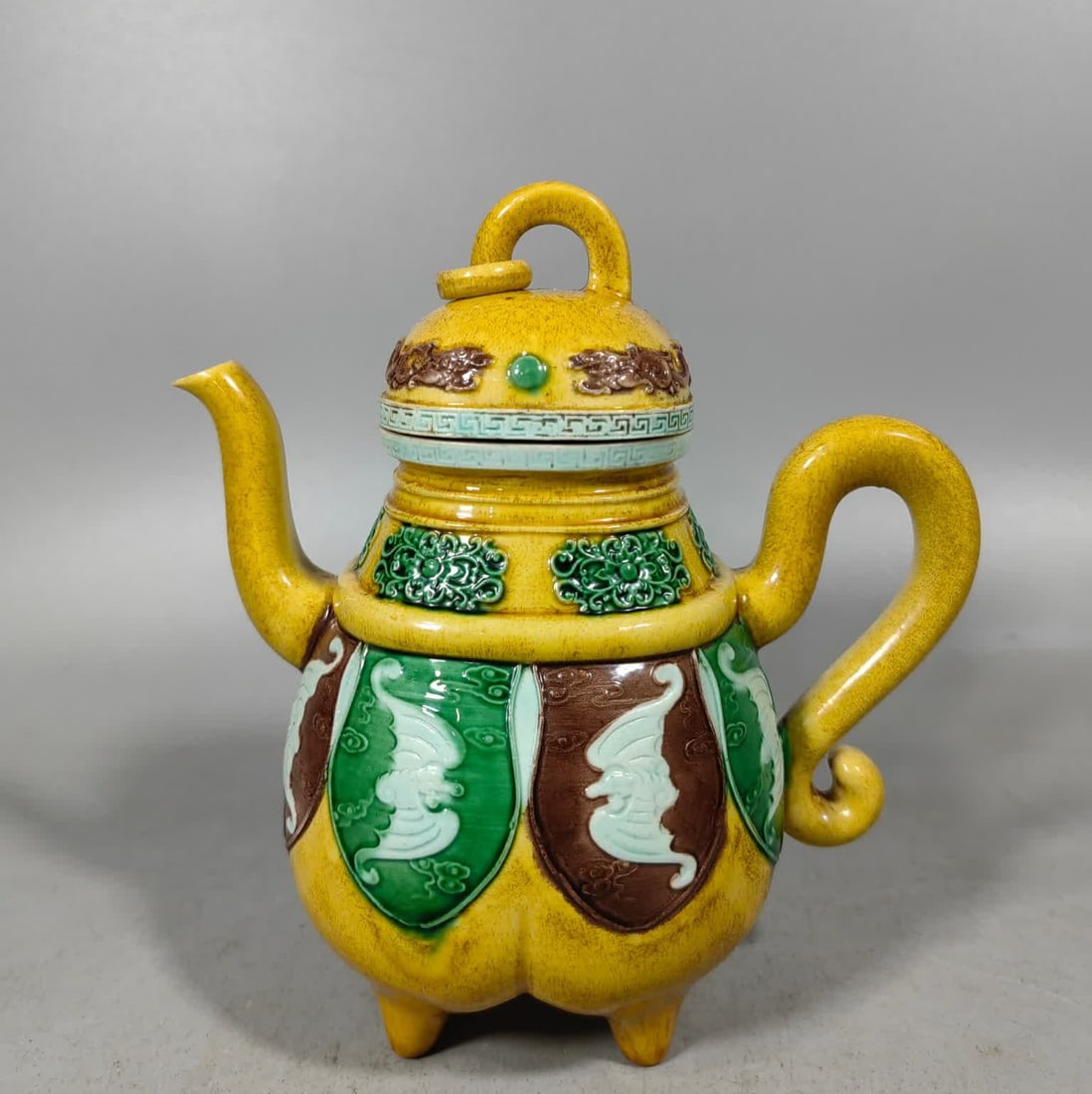 A Qing Dynasty plain three-color Fushou pattern pot: Qing Dynasty plain three-color Fushou pattern pot SIZE: L:14.5cm W:9.8cm H:16cm (The Dimensions Of All Batches Are Manually Measured.If You Need More Detailed Information, Please Contact Our Customer