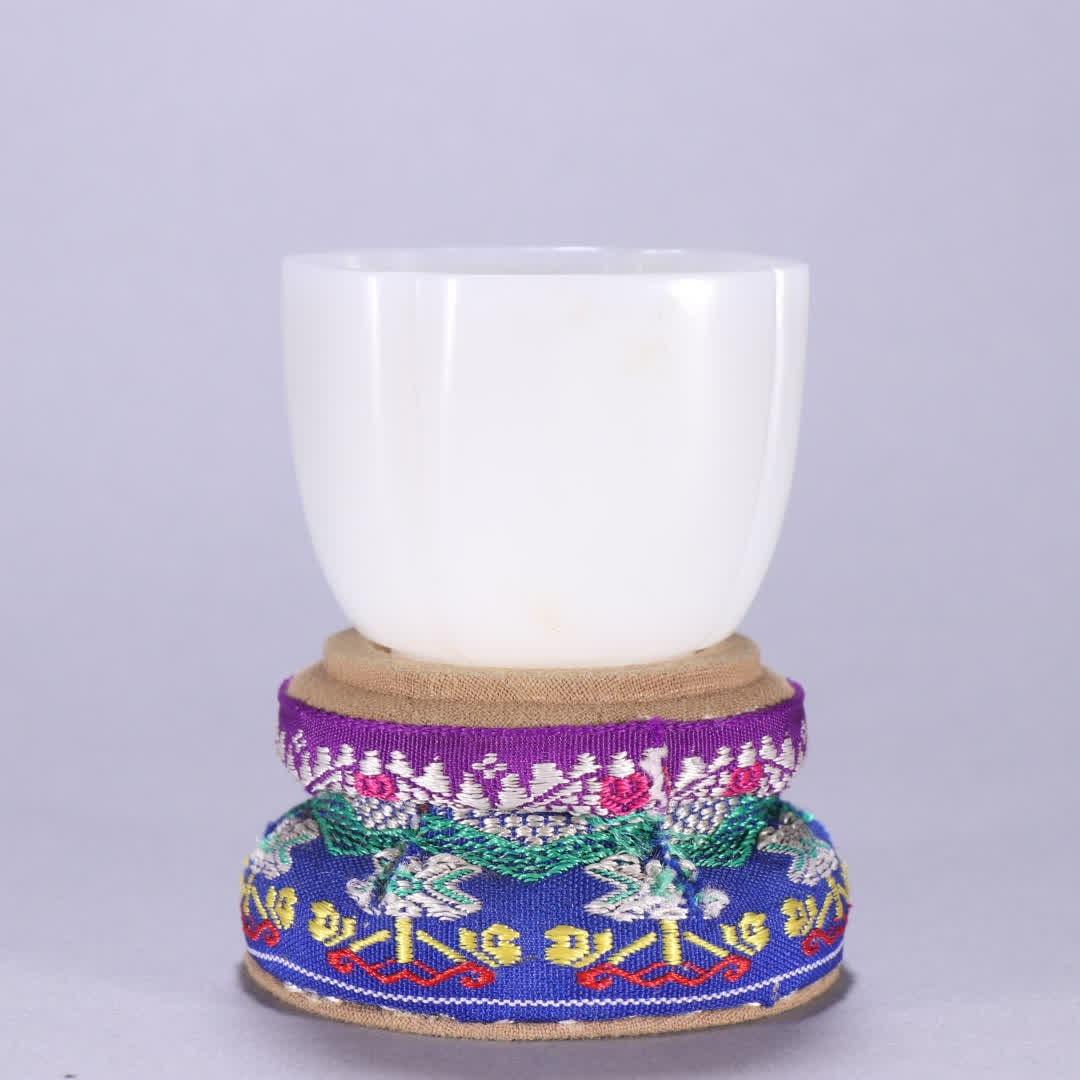 A piece of Qing Dynasty Qing Dynasty Hetian jade cup: Qing Dynasty Qing Dynasty Hetian Yuling Cup SIZE: H:4.4cm W:5.4cm W:103g (The Dimensions Of All Batches Are Manually Measured.If You Need More Detailed Information, Please Contact Our Customer Service