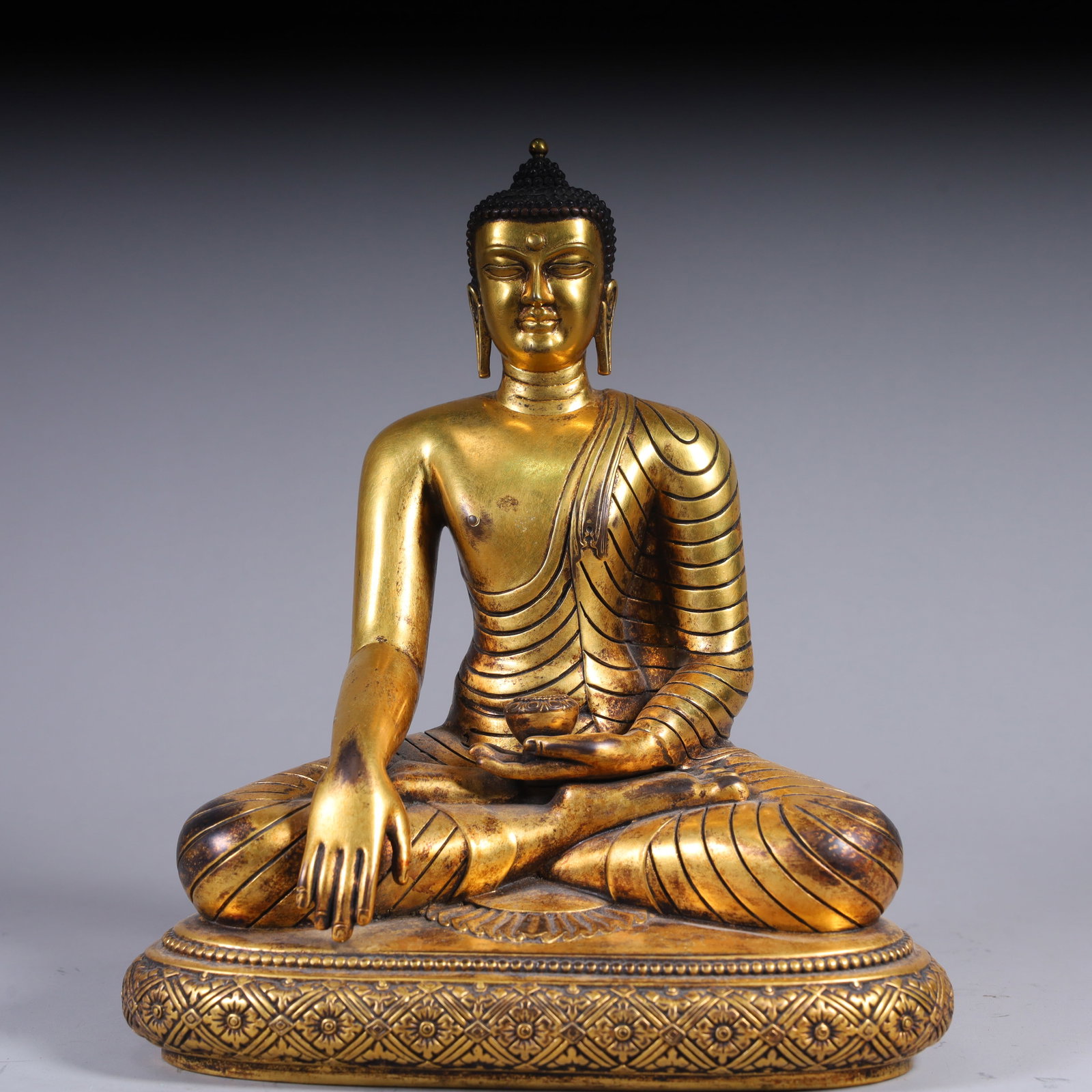 A copper-gilt Infinite Buddha of the Qing Dynasty: Qing Dynasty copper gilt Infinite Buddha SIZE: H:21cm L:18cm W:11.5cm W:1.6kg (The Dimensions Of All Batches Are Manually Measured.If You Need More Detailed Information, Please Contact Our Customer Se