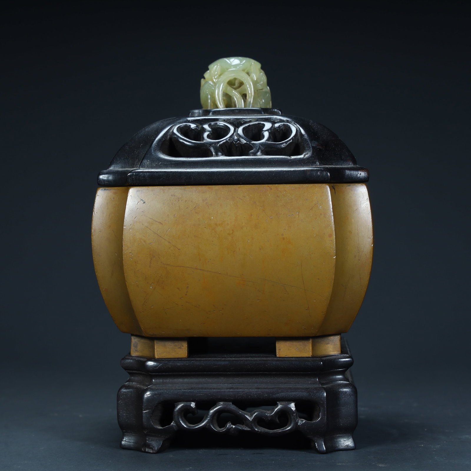 A Qing Dynasty copper melon prismatic aroma diffuser: Qing Dynasty copper melon prismatic aromatherapy stove SIZE: H:17cm L:12cm W:12cm W:1.9kg (The Dimensions Of All Batches Are Manually Measured.If You Need More Detailed Information, Please Contact Our