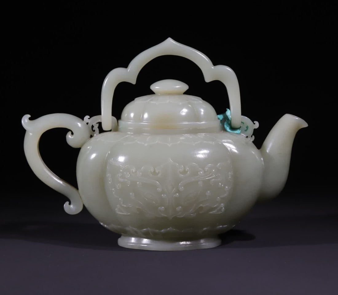 A Qing Dynasty Hendustan-style floral pattern pot furnisher: Hendustan style flower pattern lifting pot furnisher This pot is carved from a large piece of Hetian green and white jade, the jade is warm and delicate, the oil is lustery, the texture is dense and u