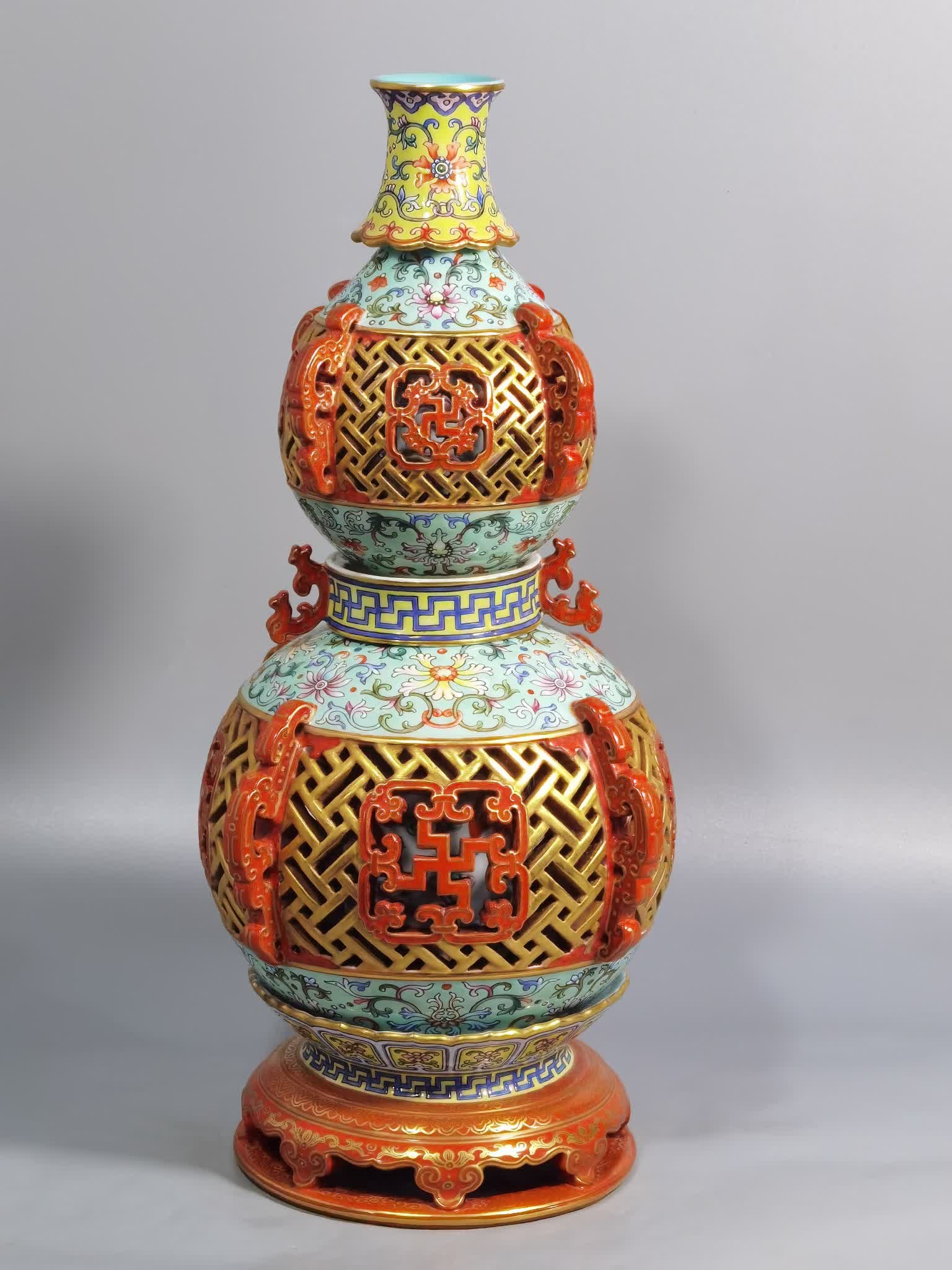 A Qing Qianlong model foreign color gold ground hollow inner cloud bat multi-ear turning gourd: Qing Qianlong model foreign color gold ground hollow inner cloud bat multi-ear heart gourd bottle SIZE: H: 35cm Belly diameter 15.5cm Bottom D: 13.5 (The Dimensions Of All Batches Are Manually Measure