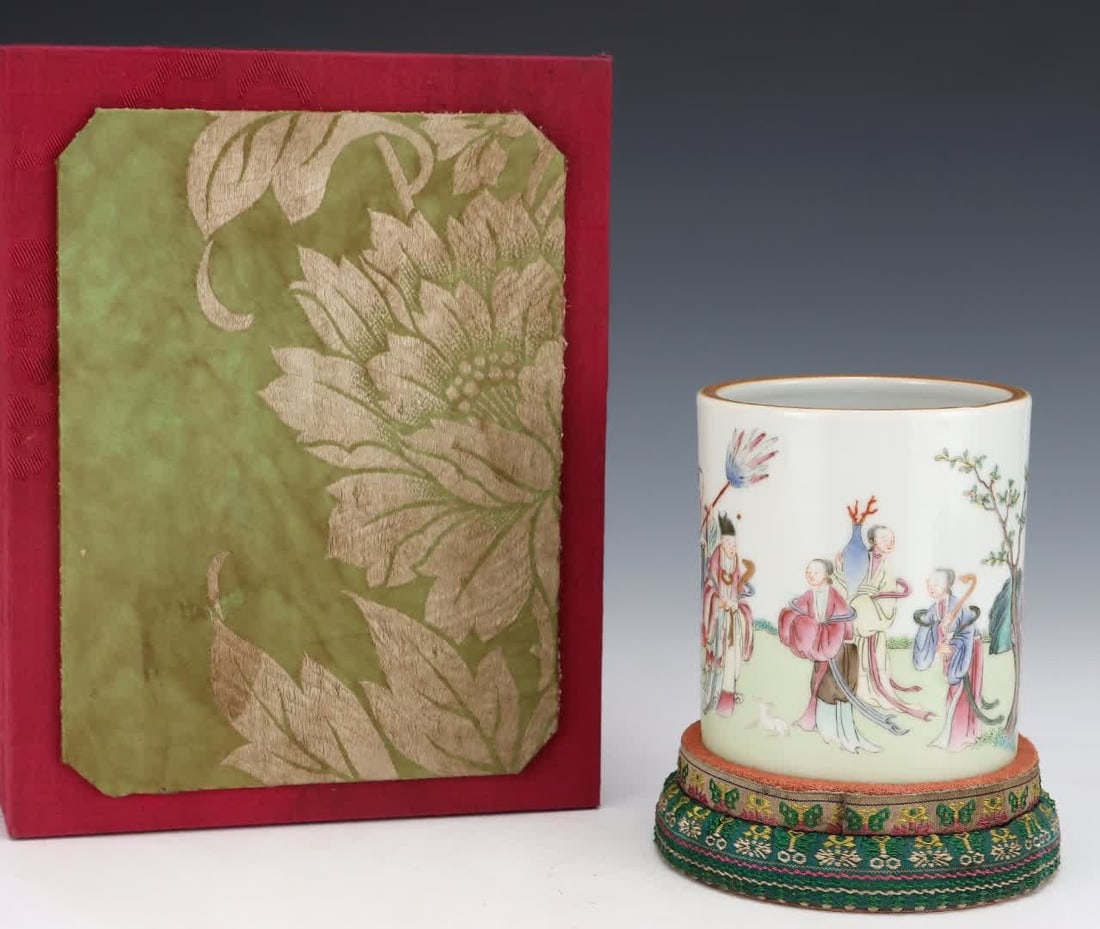 A Qing Qianlong pastel figure pen holder: Qing Qianlong pastel figure pen holder SIZE: H: 11cm Abdominal diameter 9.5cm (The Dimensions Of All Batches Are Manually Measured.If You Need More Detailed Information, Please Contact Our Customer Se