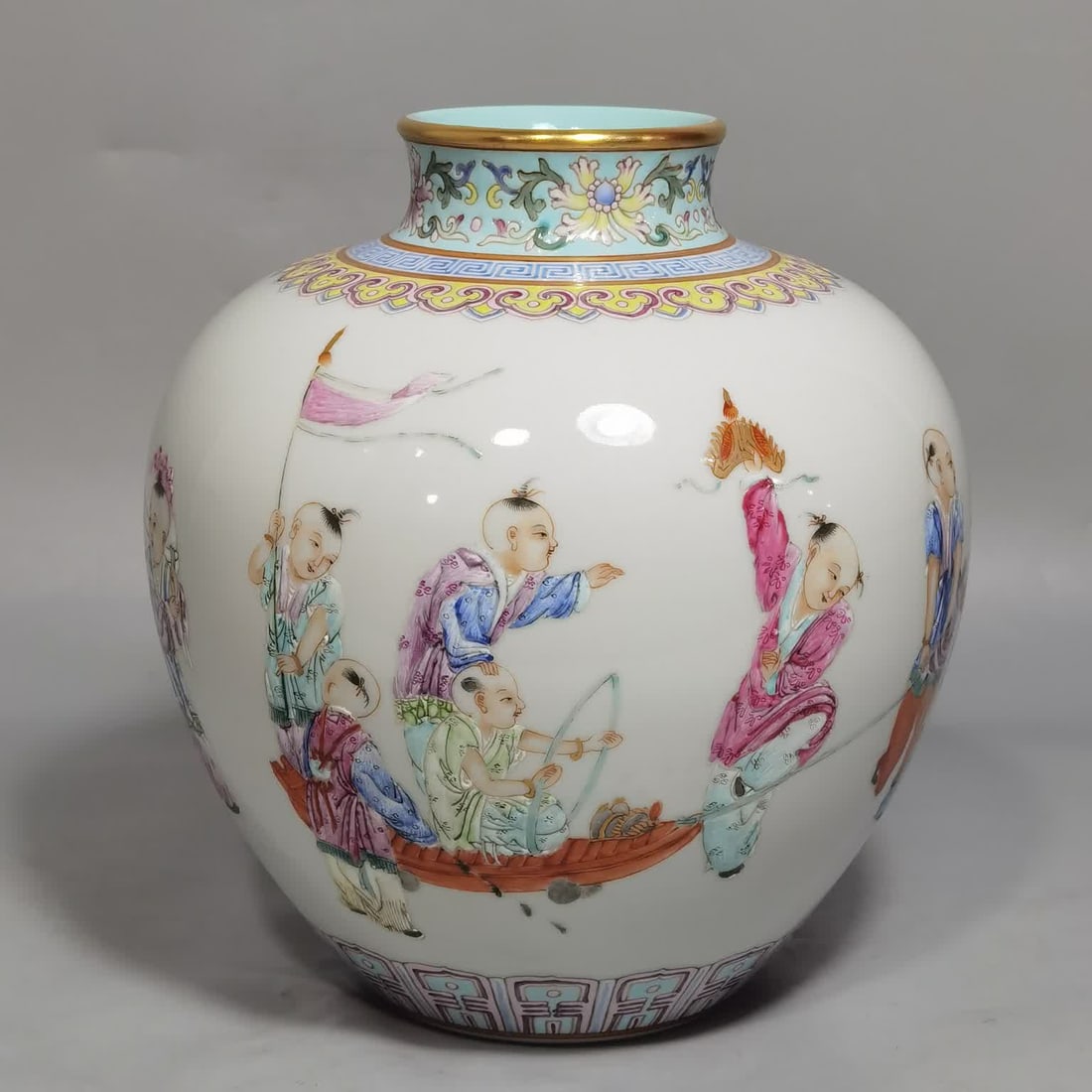A piece of Qing Dynasty Qianlong model pastel baby play picture pomegranate jar: Qing Dynasty Qianlong pastel baby play picture pomegranate jar SIZE: H: 14.6cm Belly diameter 13.5cm (The Dimensions Of All Batches Are Manually Measured.If You Need More Detailed Information, Please
