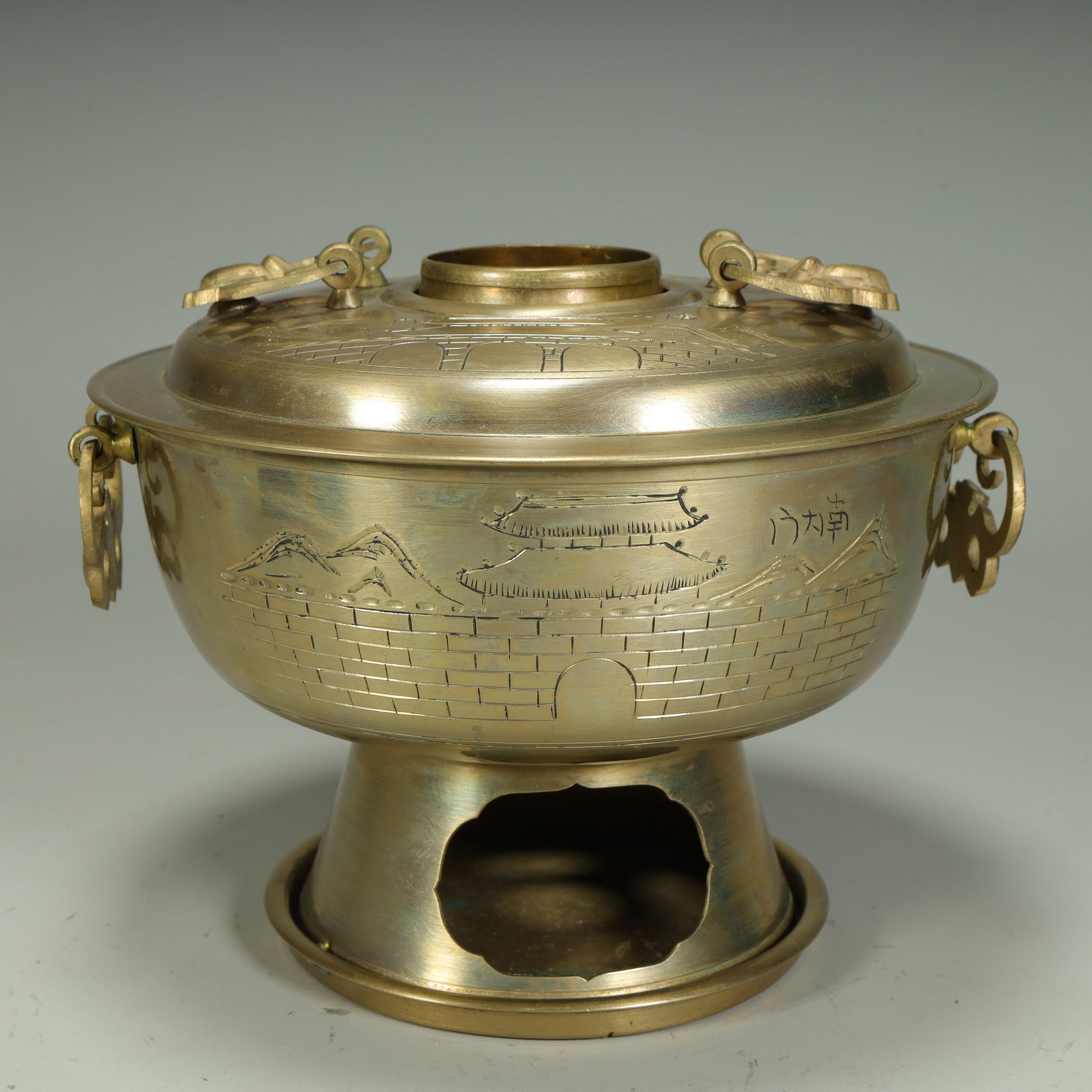 A Republic of China bronze carved South Gate pattern double bat ear hot pot: Republic of China bronze carved South Gate pattern double bat ear hot pot SIZE: H:13.5cm L:17cm W:17cm W:1129g (The Dimensions Of All Batches Are Manually Measured.If You Need More Detailed Informatio