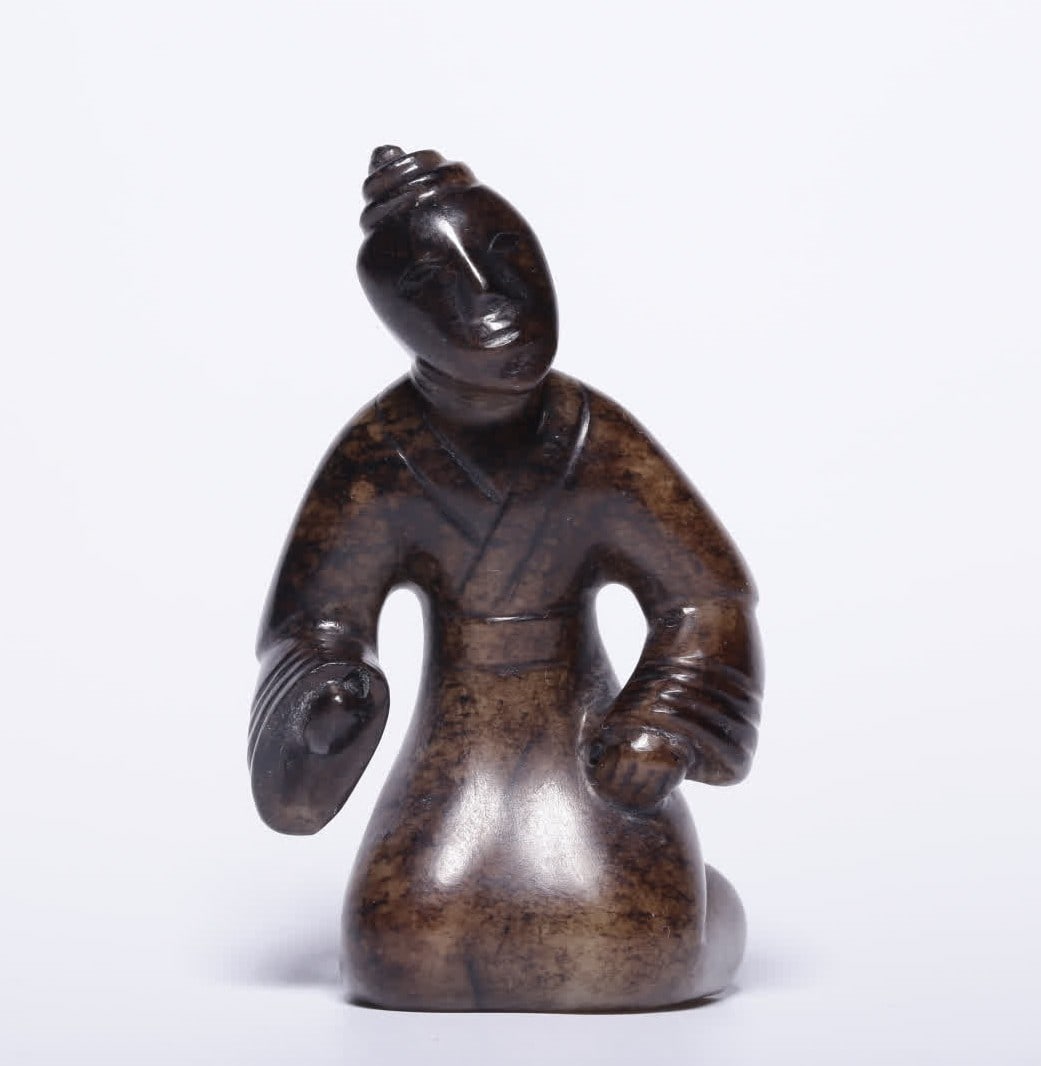 An ancient jade belt sits on his knees: The ancient jade belt is clear and the person sits on the knee SIZE: H:6.5cm W:3.9cm W:63.7g (The Dimensions Of All Batches Are Manually Measured.If You Need More Detailed Information, Please Contact