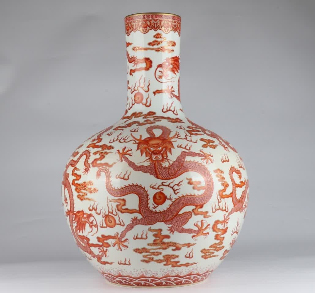 A Qing Qianlong alum red gold-painted dragon pattern celestial ball vase: Qing Qianlong alum red gold-painted dragon pattern heavenly ball vase SIZE: H: 44cm Belly diameter 34.5cm (The Dimensions Of All Batches Are Manually Measured.If You Need More Detailed Information, Pl
