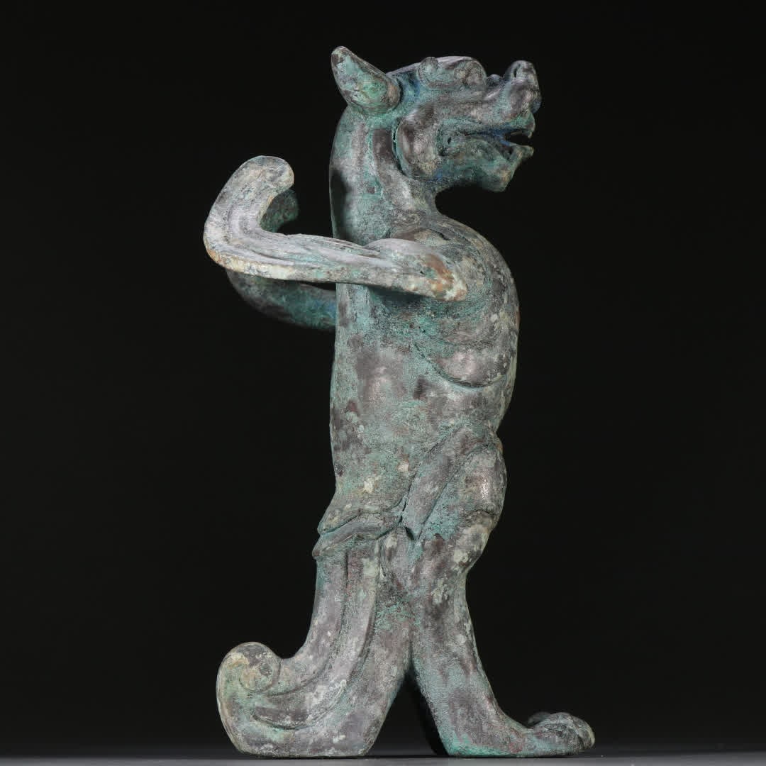 A bronze beast ornament - 8