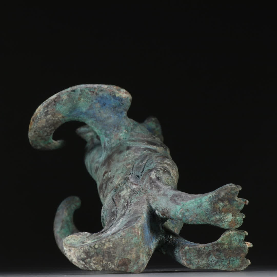 A bronze beast ornament - 9