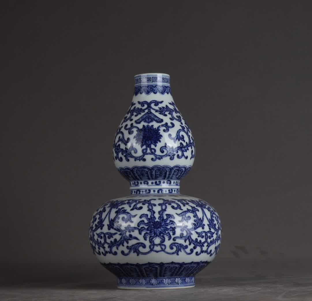 A Qing Yongzheng blue and white entwined lotus gourd bottle: Qing Yongzheng blue and white entwined lotus gourd bottle SIZE: H: 28.2cm Belly diameter 18cm (The Dimensions Of All Batches Are Manually Measured.If You Need More Detailed Information, Please Contact