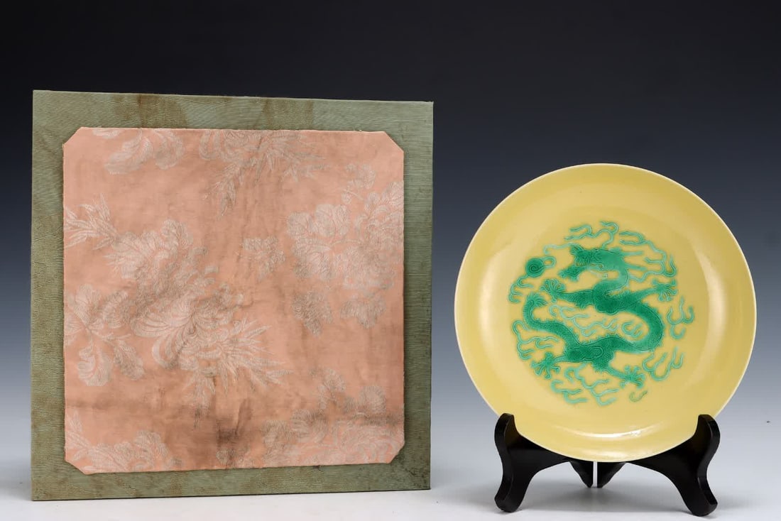 A piece of Qing Jiaqing yellow glaze green dragon pattern plate: Qing Jiaqing yellow glaze green dragon pattern plate SIZE: H: 4cm Abdominal diameter 19cm (The Dimensions Of All Batches Are Manually Measured.If You Need More Detailed Information, Please Contact Our