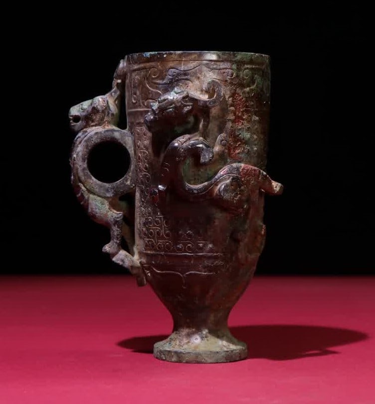 A piece of Han Dynasty did not clean up the calcified dragon cup: In the Han Dynasty, there was a calcified dragon cup SIZE: 128x85x66mm W:331g (The Dimensions Of All Batches Are Manually Measured.If You Need More Detailed Information, Please Contact Our Customer Se