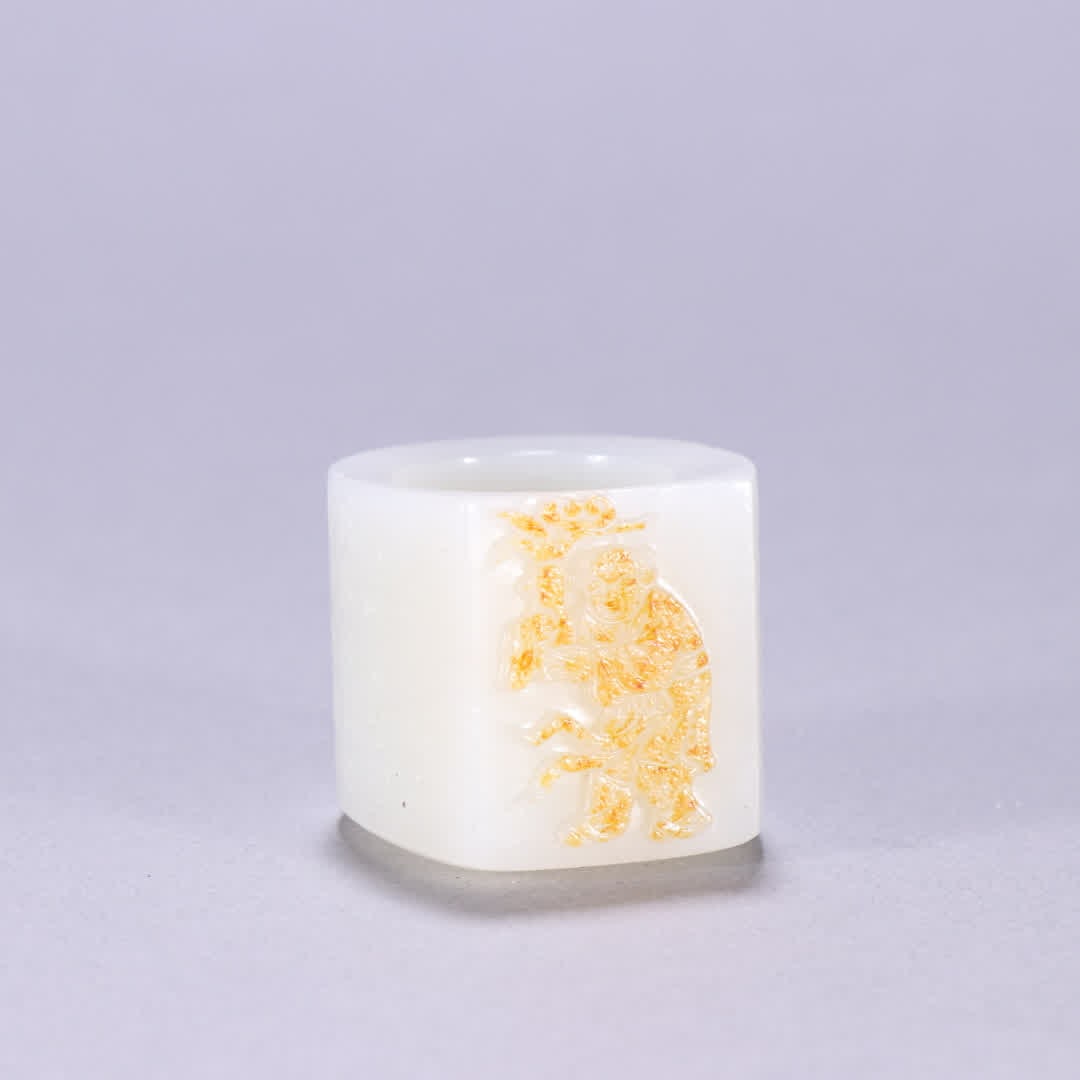 A piece of Qing Dynasty Hetian jade seed material character poetry horseshoe finger: Qing Dynasty Hetian jade seed material character poetry horseshoe finger SIZE: Inner diameter 2.2cm W:3cm W:42.9g (The Dimensions Of All Batches Are Manually Measured.If You Need More Detailed Informa