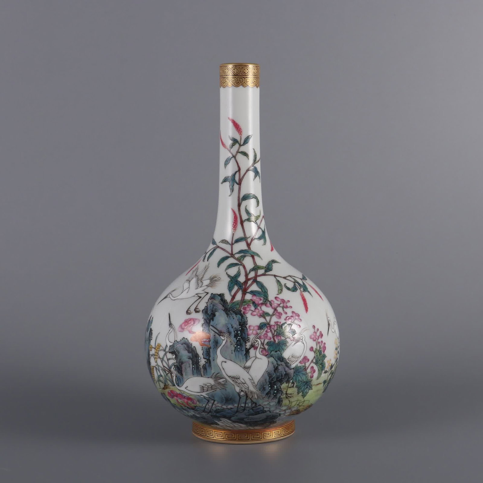 A pastel gold-painted heron gall bottle made in the Yongzheng era of the Qing Dynasty: Qing Yongzheng year pastel gold-painted heron Liansheng pattern gall bottle SIZE: H: 22.8cm Belly diameter 11.5cm mouthD: 2.5cm (The Dimensions Of All Batches Are Manually Measured.If You Need More De