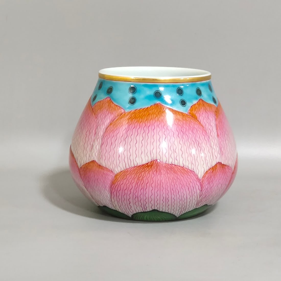 A Qing Dynasty Qianlong lotus petal water bowl: Qing Dynasty Qianlong lotus petal water bowl SIZE: H:8.8cm D:10cm (The Dimensions Of All Batches Are Manually Measured.If You Need More Detailed Information, Please Contact Our Customer Service Before