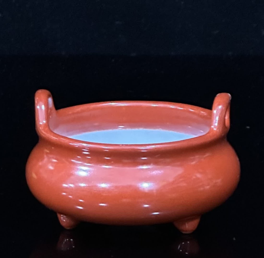 A Qing Yongzheng coral red three-legged small incense burner: Qing Yongzheng coral red three-legged small incense burner SIZE: H: 5.5cm Belly diameter 8cm mouthD: 7cm (The Dimensions Of All Batches Are Manually Measured.If You Need More Detailed Information, Ple