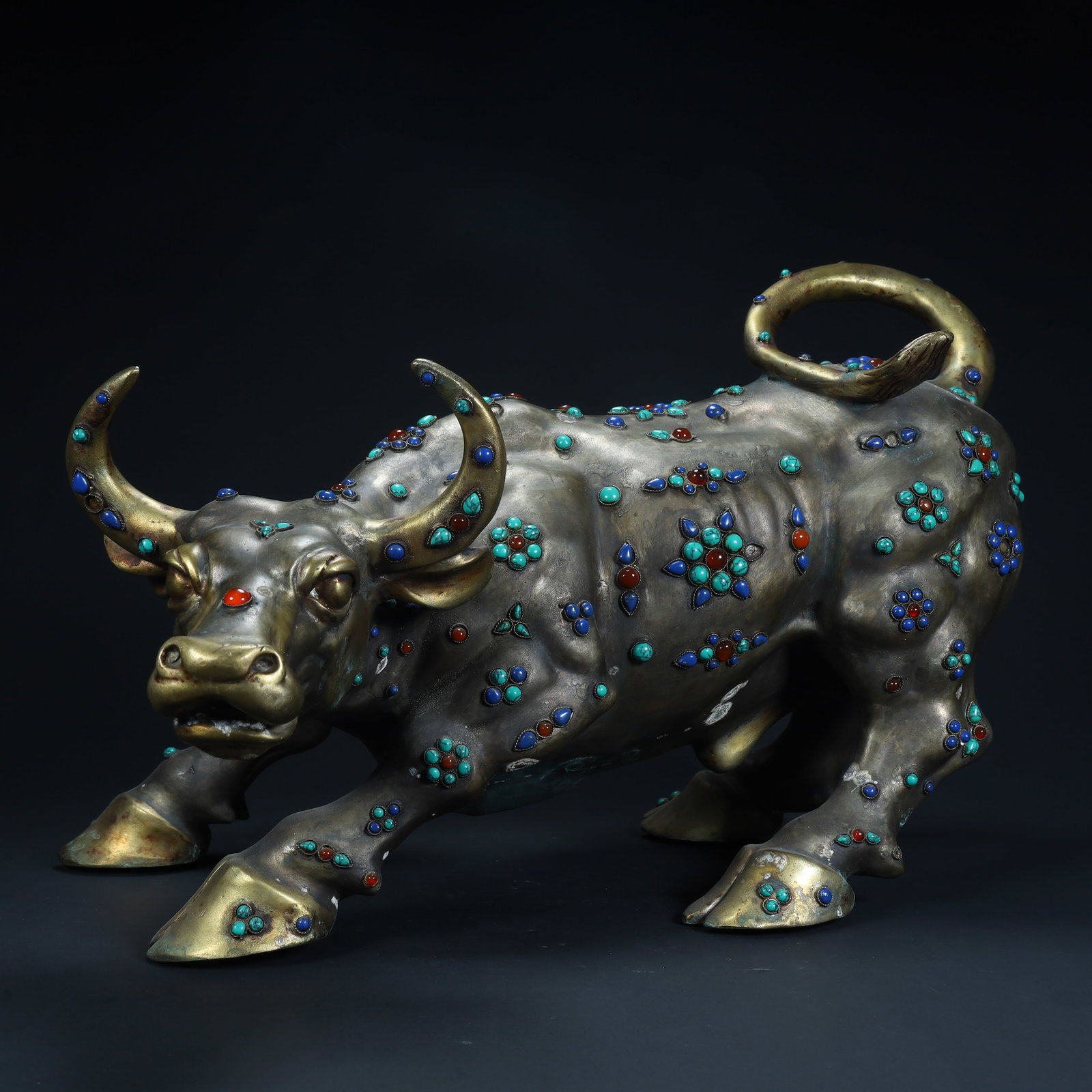 A Qing Dynasty copper inlaid treasure "Endeavor Cow" ornament: Qing Dynasty copper inlaid treasure "Endeavor Cow" ornament SIZE: H:29cm L:43cm W:32cm W:6.5kg (The Dimensions Of All Batches Are Manually Measured.If You Need More Detailed Information, Please Contac