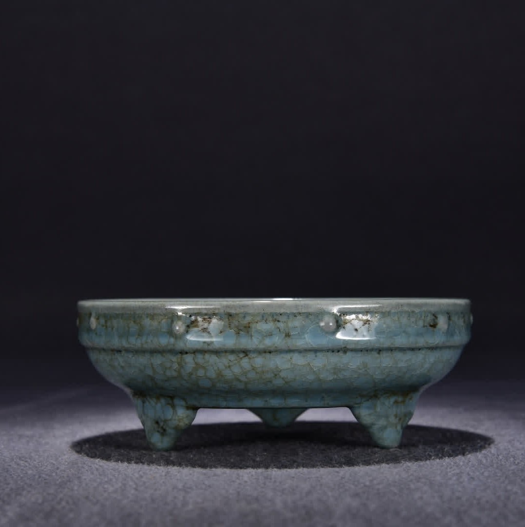 A piece of Song Ru kiln azure glaze three-legged drum nail washing (1 of 9)