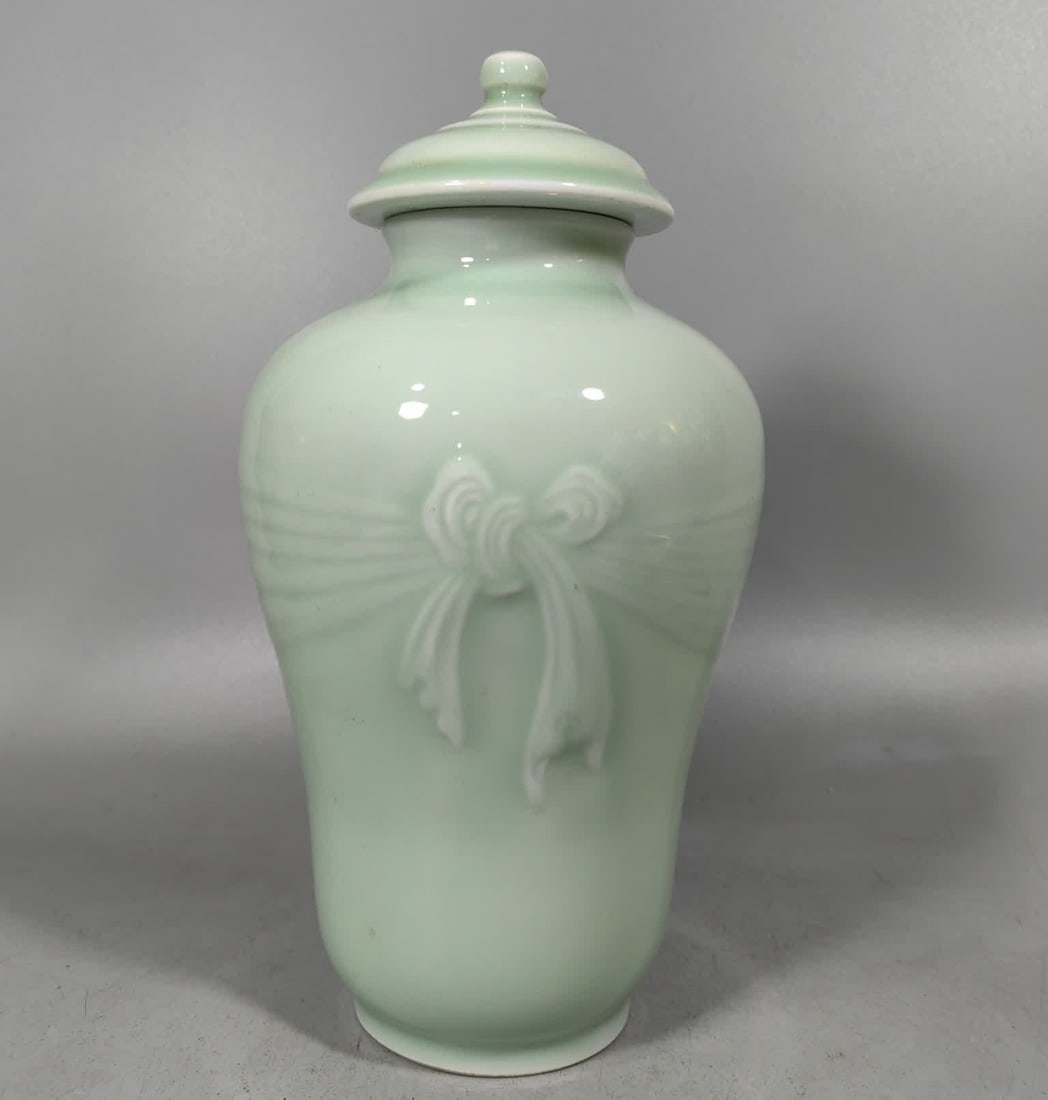 A Qing Dynasty pink celadon lid jar: Qing Dynasty pink blue glaze lid jar SIZE: H:24.8cm W:13.8cm (The Dimensions Of All Batches Are Manually Measured.If You Need More Detailed Information, Please Contact Our Customer Service Before