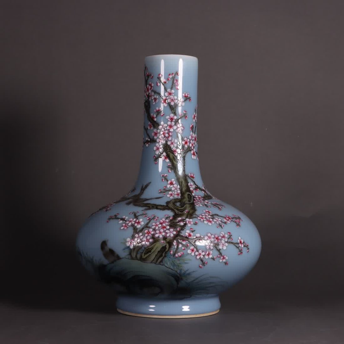 A piece of Qianlong year of the Qing Dynasty sky blue glaze pastel is happy to be on the eyebrows of: The Qianlong era of the Qing Dynasty made sky blue glaze pastels are happy to be on the eyebrows of water chestnuts bottles SIZE: H: 28.5cm Belly diameter 20.5cm mouthD: 5.7cm Bottom diameter 11.4cm (