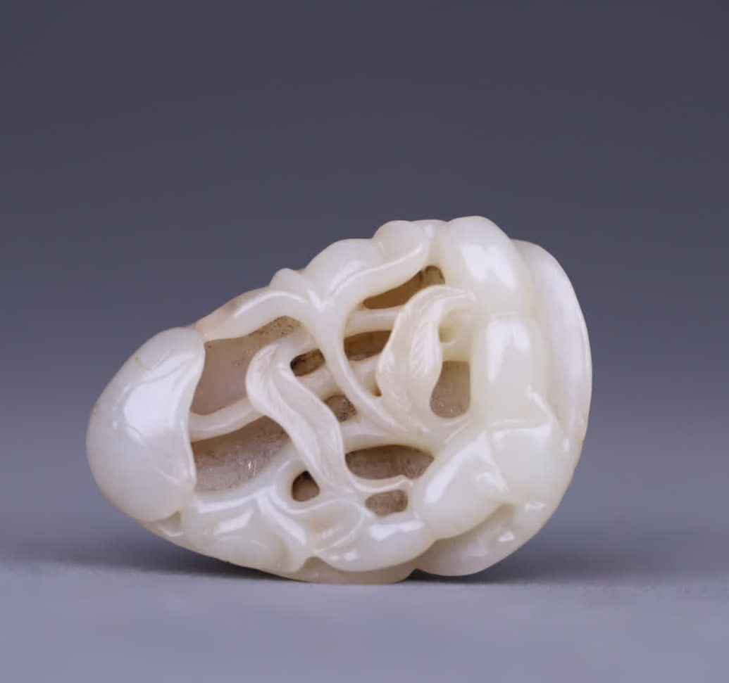 A Qing Dynasty old Hetian jade lotus carving: Qing Dynasty old Hetian jade lotus carving SIZE: 6x4.2x1.7cm W:53.2g (The Dimensions Of All Batches Are Manually Measured.If You Need More Detailed Information, Please Contact Our Customer Service Bef