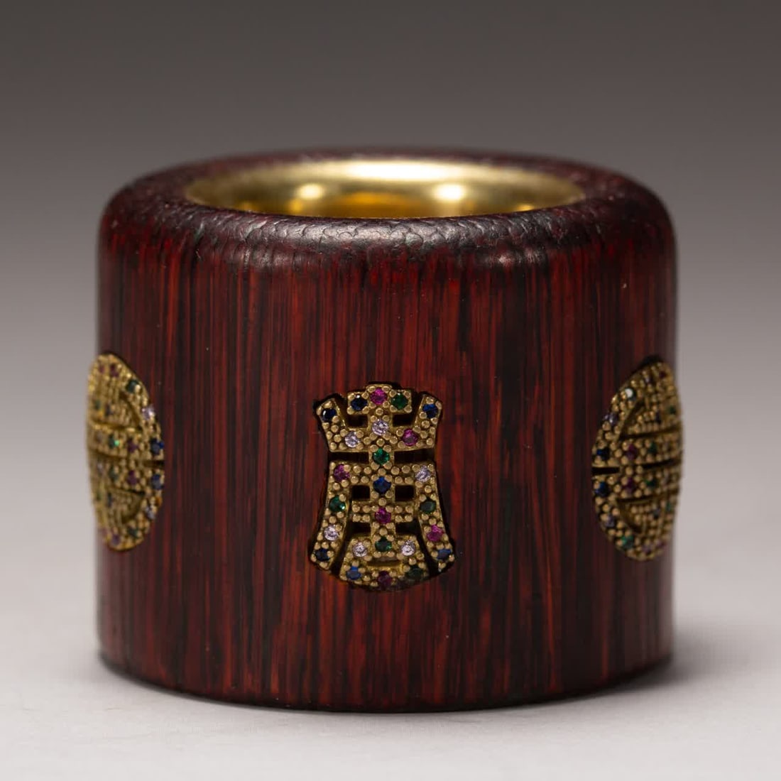 A piece of agarwood finger in the Qing Dynasty: The agarwood of the Qing Dynasty SIZE: L:4cm W:4cm H:3cm (The Dimensions Of All Batches Are Manually Measured.If You Need More Detailed Information, Please Contact Our Customer Service Before Bidding.