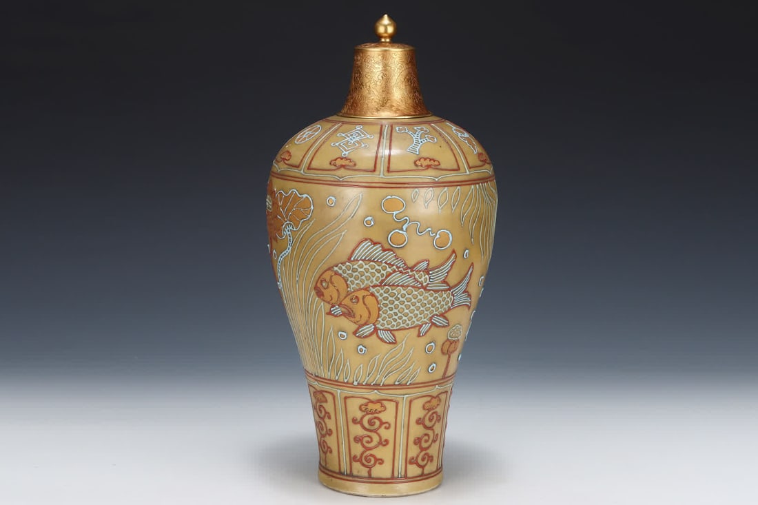 A plum bottle with a gold fish bath pattern - 3